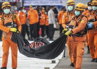 Tim SAR Cek Tanda SOS Lokasi Jatuh SJ 182 di Pulau Laki
