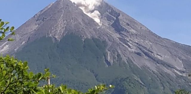 Gunung Merapi Kembali Semburkan Awan Panas