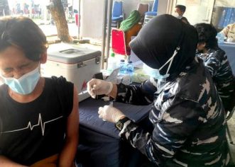 TNI AL GELAR GIAT VAKSINASI WARGA KEPULAUAN ARU