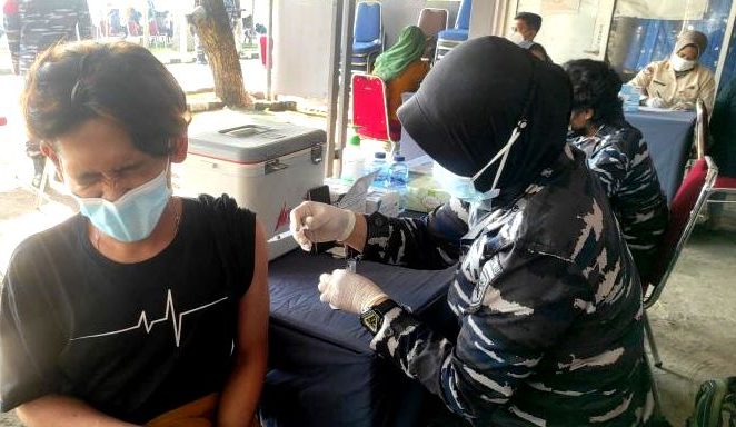 TNI AL GELAR GIAT VAKSINASI WARGA KEPULAUAN ARU