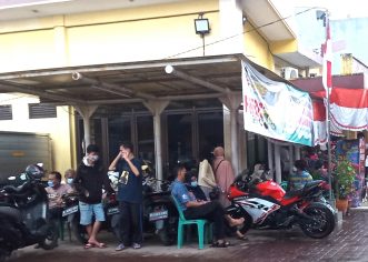 GIAT VAKSINASI DI POLSEK JATIASIH KOTA BEKASI “BERLARIAN” SAAT HUJAN TURUN