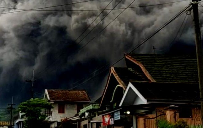 BREAKING NEWS –                                     Gunung Semeru Erupsi, Warga Mulai Mengungsi
