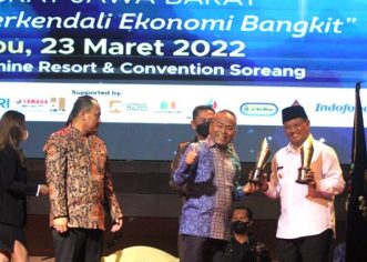 Wagub Jabar Terima “Anugrah  Pupuhu Pangaping” Dari PWI