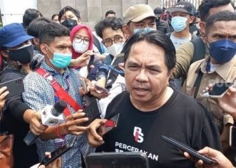 Detik-detik Ade Armando “Dikeroyok Pendemo” Di Depan Gedung DPR