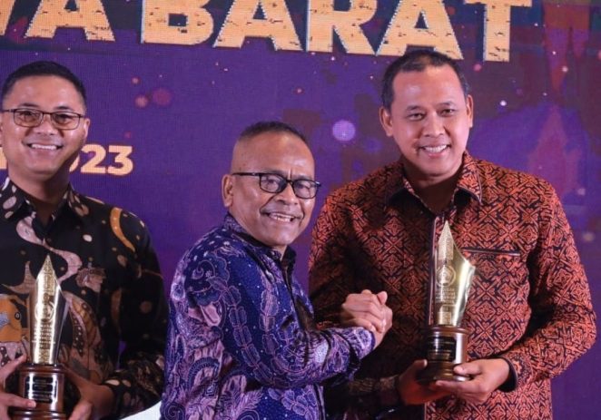Plt Walikota Bekasi Terima Penghargaan ‘Pupuhu Pangamping’ di Acara Puncak Hari Pers Nasional (HPN) Jawa Barat 2023.