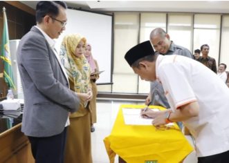 Pemkab Bekasi Serahkan Bantuan Keuangan Kepada Parpol