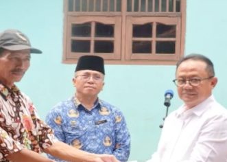 Pj Wali Kota Bekasi Serahkan Bantuan KORPRI Untuk Perbaikan Rutilahu