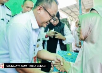 Pj Walikota Bekasi ‘Serahkan Bantuan’ Rutilahu Kepada Warga Jatiranggon