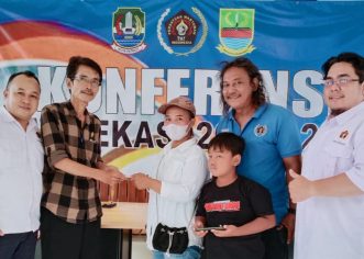 Keluarga Anggota PWI Berduka, PWI Bekasi Raya Serahkan Bantuan Duka Kepada Keluarga Almarhum.