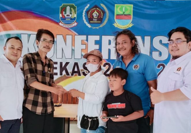 Keluarga Anggota PWI Berduka, PWI Bekasi Raya Serahkan Bantuan Duka Kepada Keluarga Almarhum.