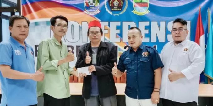 Ketua PWI Peduli ‘Serahkan Bantuan’ Kepada Anggota PWI Bekasi Raya