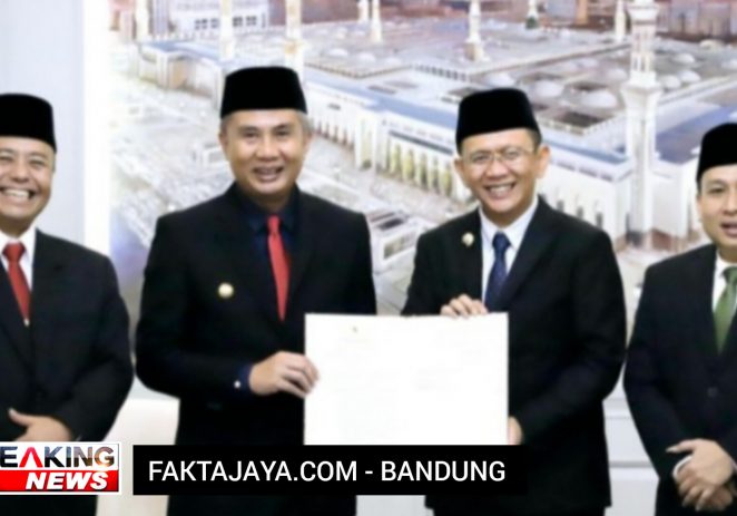 Pj Gubernur Jabar Serahkan ‘SK Perpanjangan’ Pj Bupati Bekasi kepada Dani Ramdan