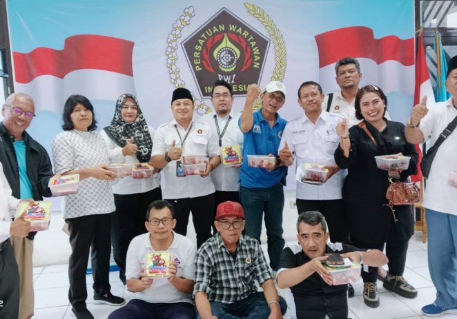 PLN UP3 Kota Bekasi Salurkan Daging Kurban Lewat PWI Bekasi Raya