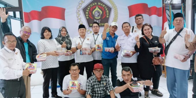 PLN UP3 Kota Bekasi Salurkan Daging Kurban Lewat PWI Bekasi Raya