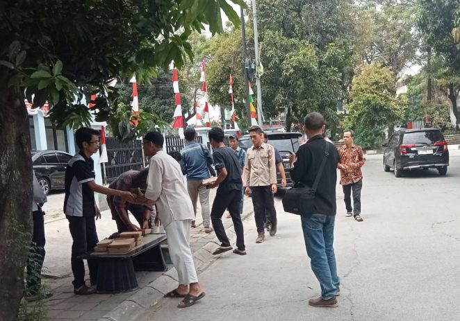 PWI Peduli Bekasi Raya, Bagikan Makan Siang Gratis