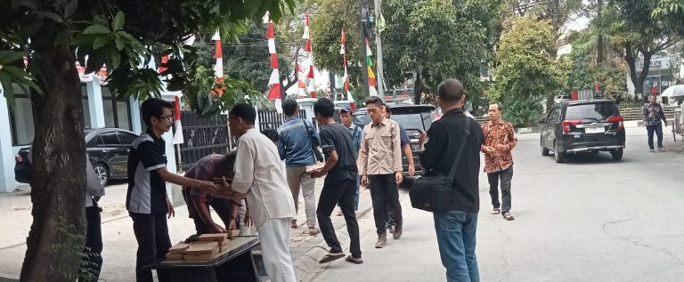 PWI Peduli Bekasi Raya, Bagikan Makan Siang Gratis