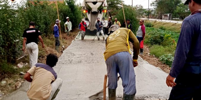 CV. Putra Jaya Mandiri ‘Kejar Target’ Bangun Jalan di Desa Karangsong Indramayu