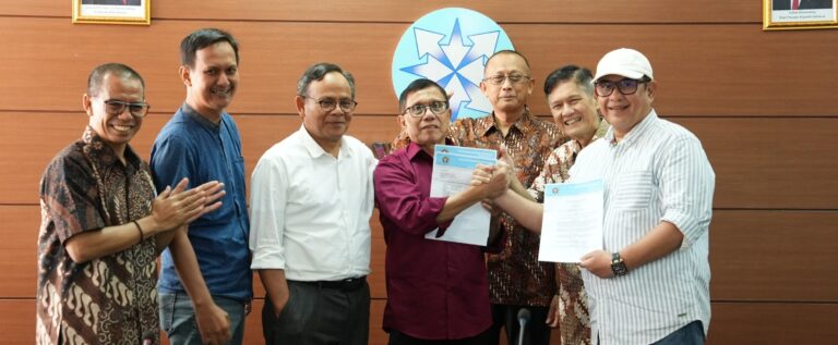Plt Ilegal !, Disaksikan Ketua Dewan Pers, Ketum PWI Akhirnya Tandatangani Panitia Bersama Kongres