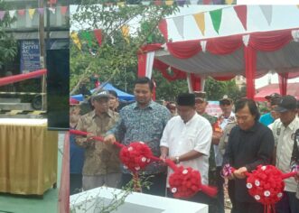 Wakil Wali Kota Bekasi Resmikan Taman Bermain RW 011 Perumahan SBS