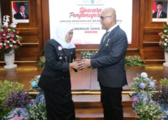 Ketum PWI Pusat Terima Lencana Kehormatan “Jer Basuki Mawa Beya” dari Gubernur Jatim