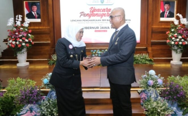 Ketum PWI Pusat Terima Lencana Kehormatan “Jer Basuki Mawa Beya” dari Gubernur Jatim