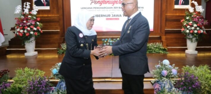 Ketum PWI Pusat Terima Lencana Kehormatan “Jer Basuki Mawa Beya” dari Gubernur Jatim