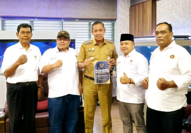 PWI Bekasi Raya ‘Serahkan Kajian dan Rekomendasi’ Tata Kelola TJSL/CSR kepada Wali Kota Bekasi