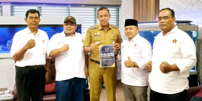 PWI Bekasi Raya ‘Serahkan Kajian dan Rekomendasi’ Tata Kelola TJSL/CSR kepada Wali Kota Bekasi