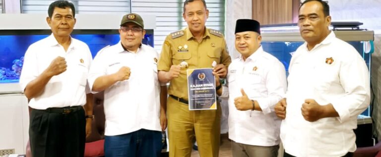 PWI Bekasi Raya ‘Serahkan Kajian dan Rekomendasi’ Tata Kelola TJSL/CSR kepada Wali Kota Bekasi