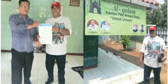 Kabid Kesra PWI Bekasi Raya Serahkan SK DKM Al Qolam Secara Simbolis