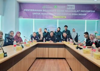 Sepuluh Mahasiswa Bina Insani University ‘Terima Beasiswa’ Dari Bank Muamalat Indonesia Cabang Kota Bekasi
